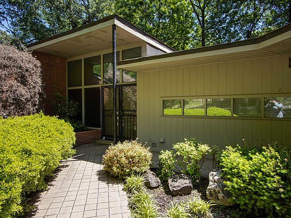 3rd image of 566 West Dr