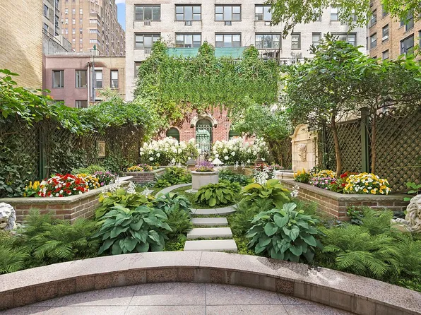 313 W 102nd St, New York, NY 10025