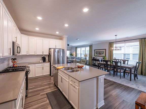 4th image of 4903 E Amesbury Pl