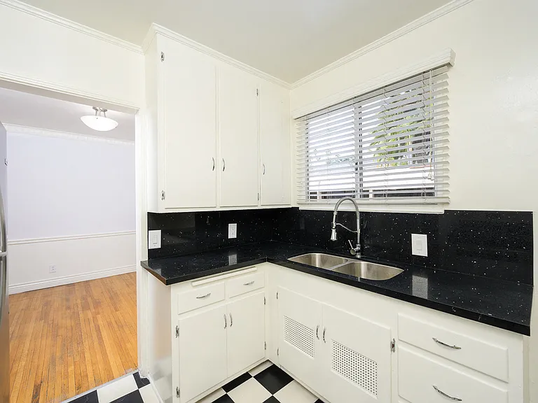435 S Norton Ave — Photo 22