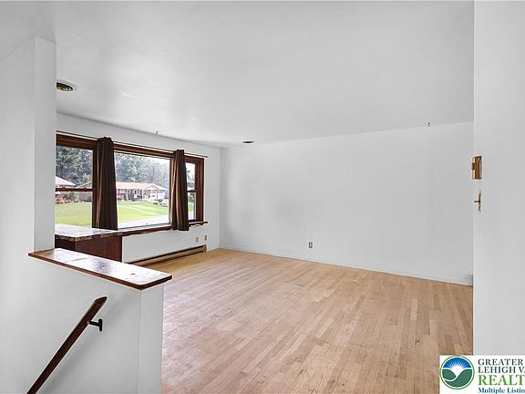 4th image of 467 W Locust Ln