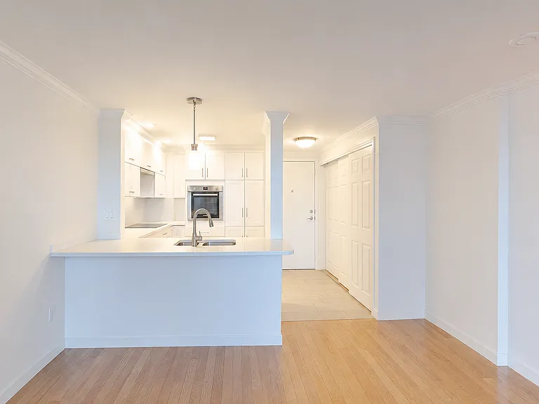 19 Winchester St #806 — Photo 2