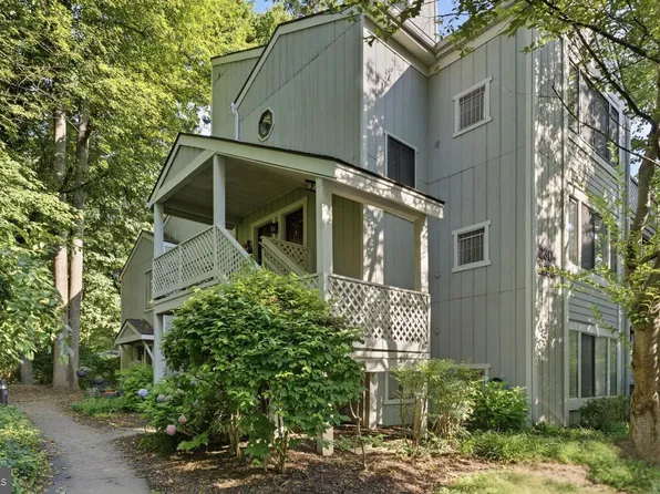 2238 Hunters Run Dr, Reston, VA 20191