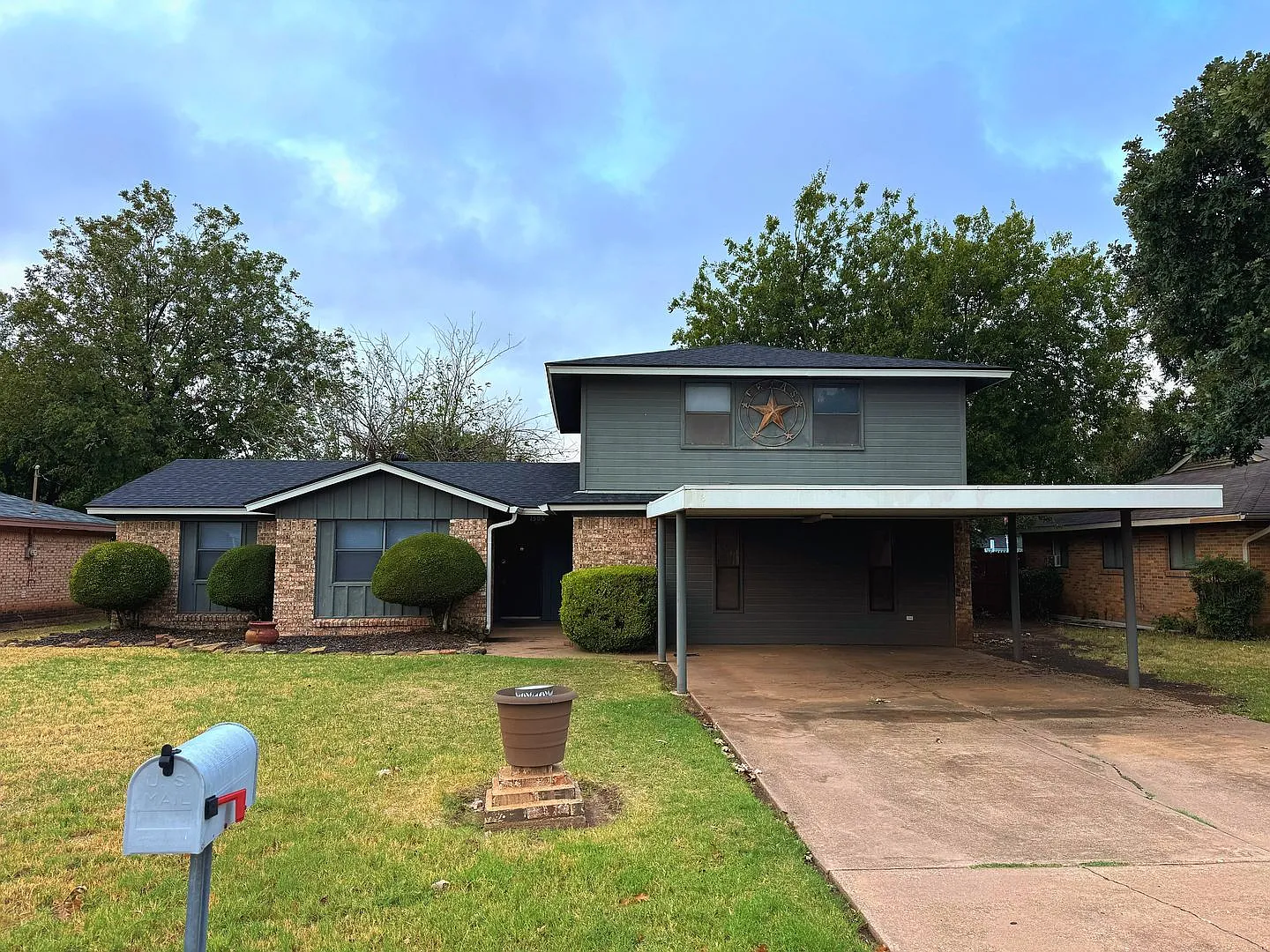 Huge 3 Bed, 2 Bath, 2 Story Home In Iowa Park! — Photo 1