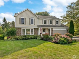 130 Tall Trees Cir, Barrington, IL 60010
