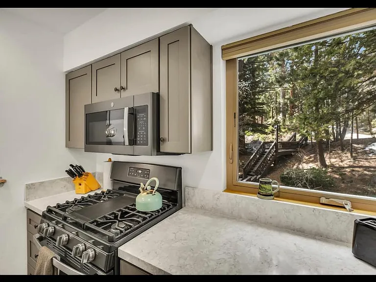 2755 N Lake Blvd #26 — Photo 9