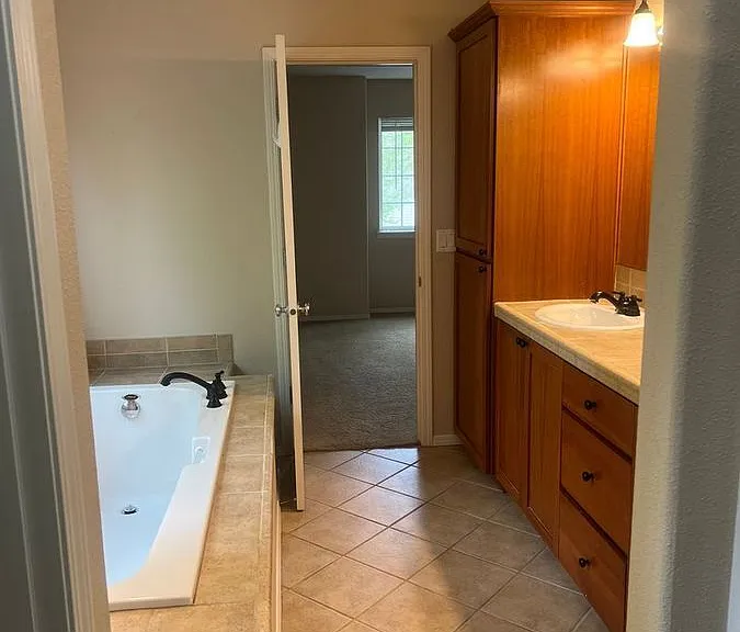 1008 SE Bacarra St — Photo 28