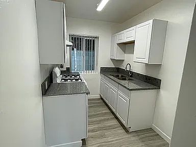3rd image of 15548 Vanowen St #5