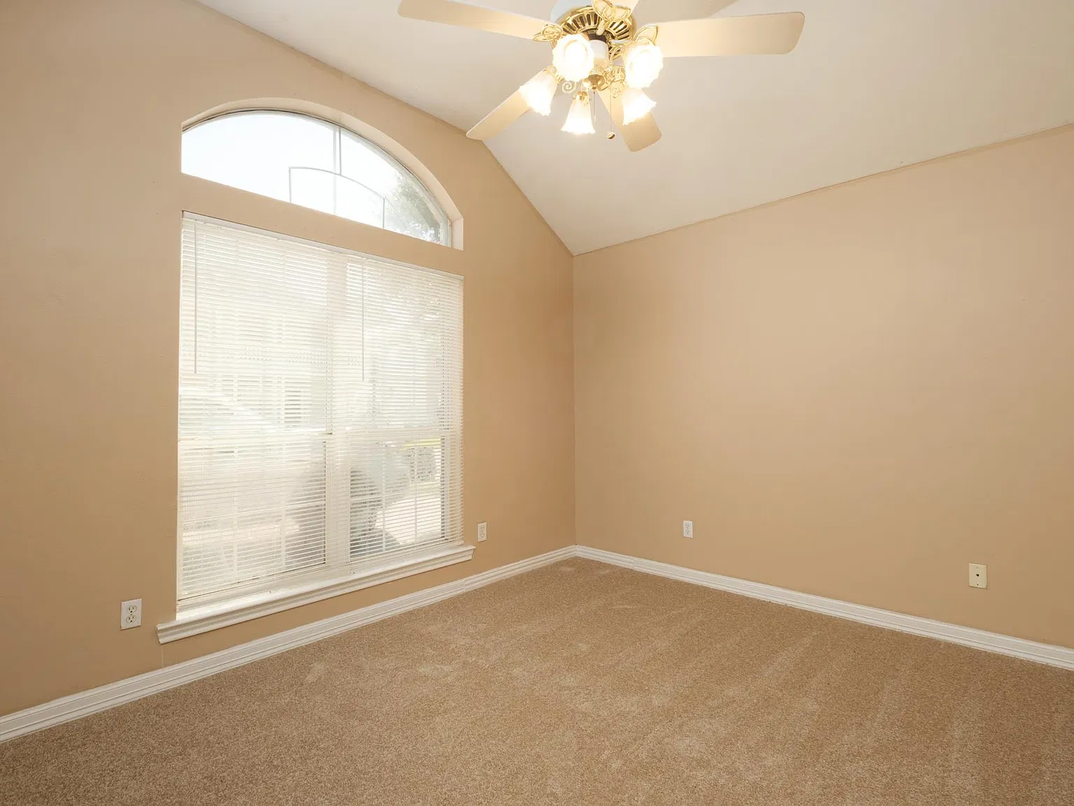 823 Avenue A — Photo 3