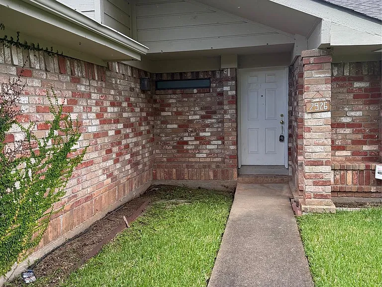 2926 Colony Dr — Photo 1