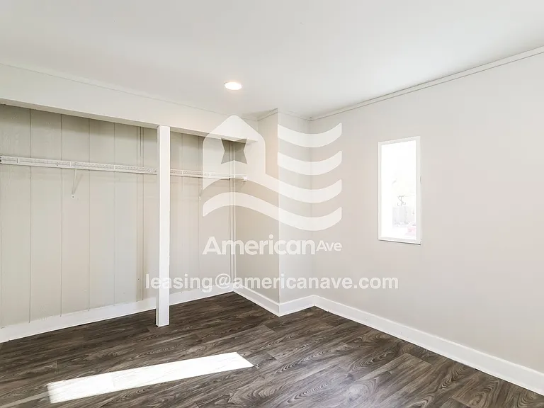 1496274_011_bedroom_12.jpg