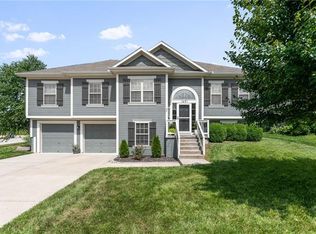 1601 Honeysuckle Dr, Liberty, MO 64068