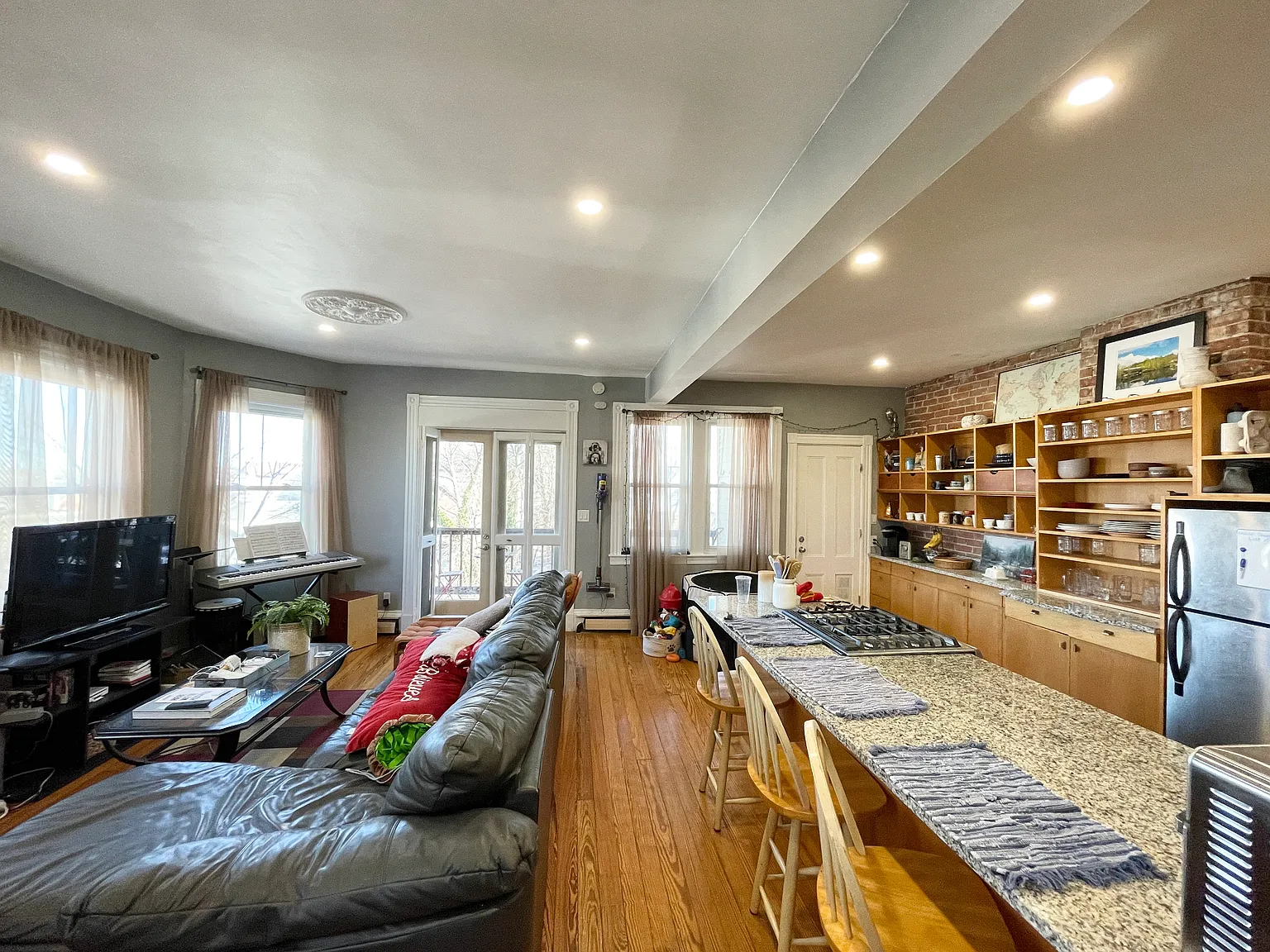 3 bed, 1200 sqft, $1,550 — Photo 2