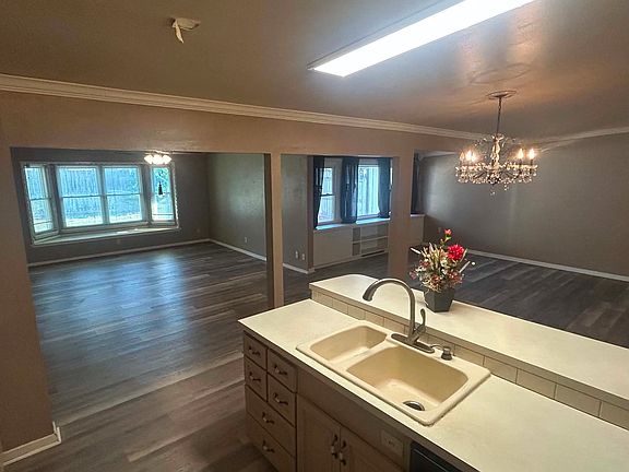 4th image of 1057 Westridge Dr