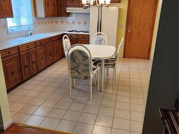 4th image of 803 Brown Rd