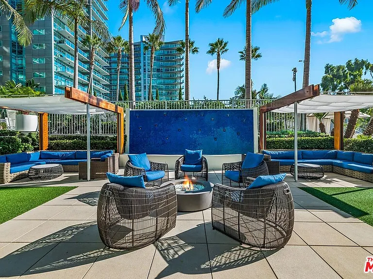 13700 Marina Pointe Dr #327 — Photo 35