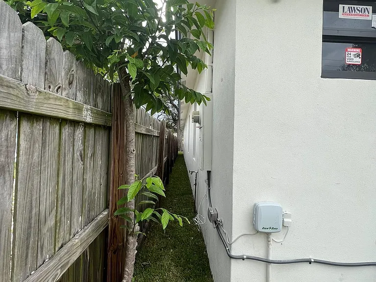 227 N East St — Photo 25