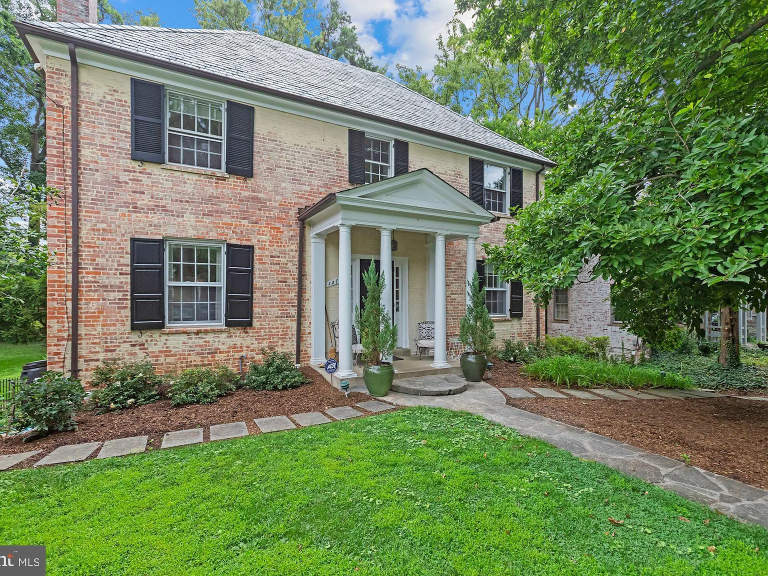4 bed, 3.5 bath, 3027 sqft, $6,400 — Photo 2
