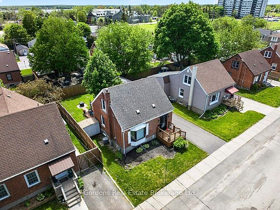 2nd image of 21 Wellington Cres