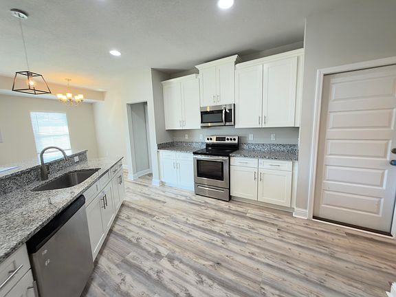 3rd image of 5281 Moore Loop