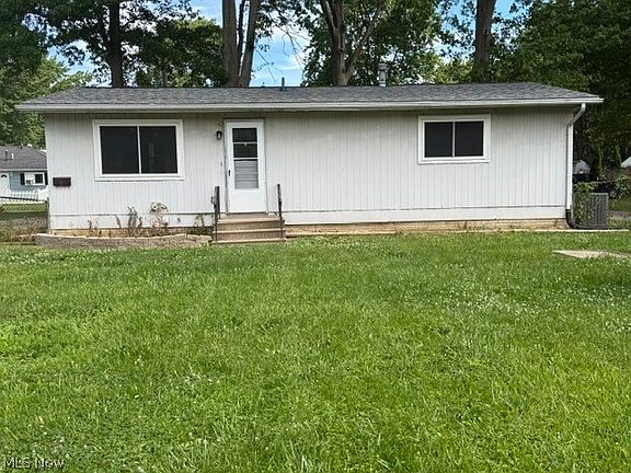 3rd image of 823 Stanford Ave