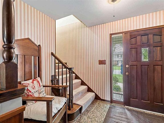 3rd image of 609 Adair Cir