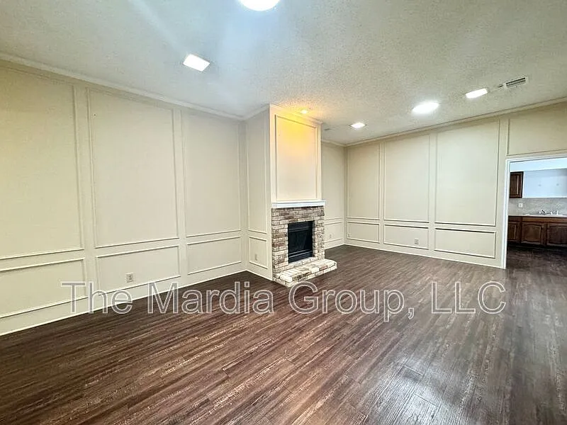3 bed, 2.0 bath, 1595 sqft, $1,850 — Photo 2