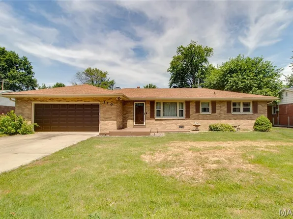 210 Pinewood Dr, Godfrey, IL 62035