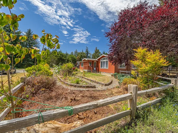 1155 6th St SE, Bandon, OR 97411