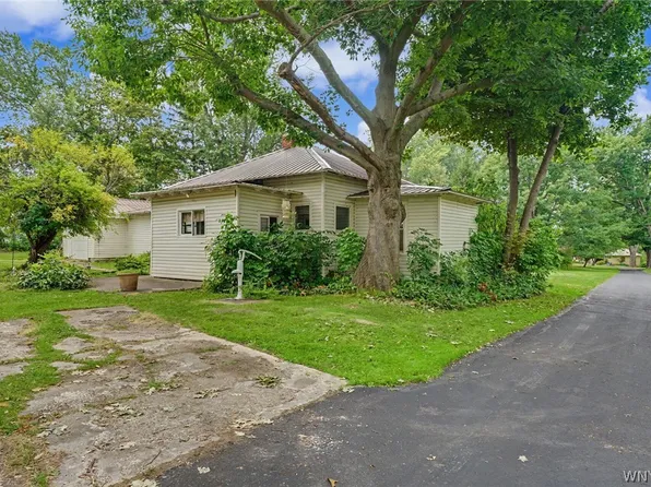 10604 Lake Shore Rd, Irving, NY 14081