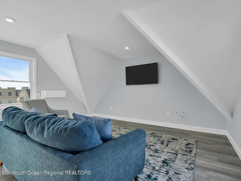 121 Dewey Dr — Photo 17