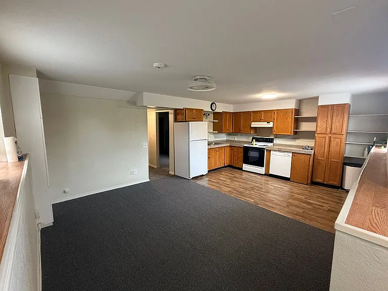 213 10th St — Photo 3