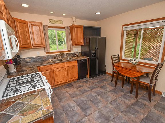 3rd image of 1109 Birch Dr