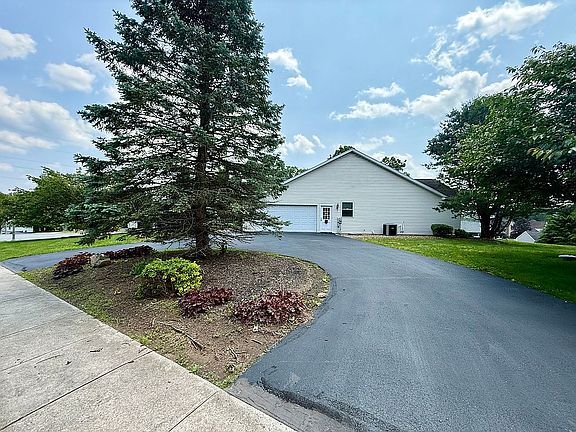 3rd image of 112 Hickory Dr