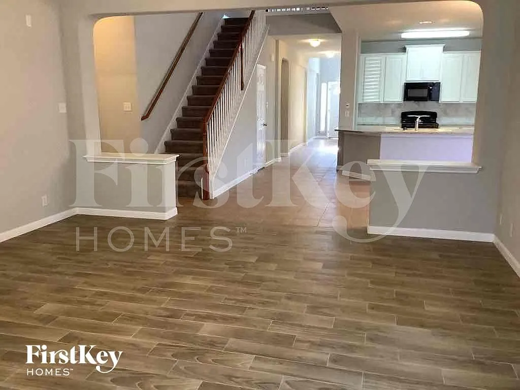 4 bed, 2.5 bath, 3133 sqft, $2,305 — Photo 3