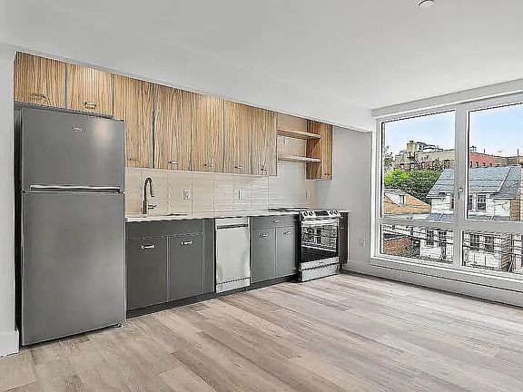 4th image of 3333 Giles Pl #212A