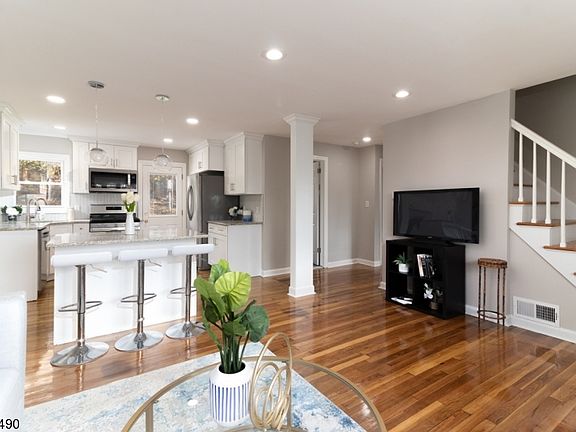 4th image of 7 Deerfield Dr