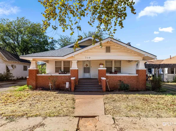 709 N Waggoner St, Electra, TX 76360
