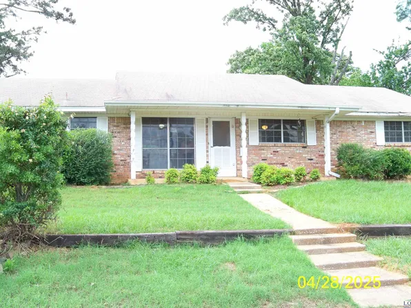 2216 Pinecrest Dr, Gladewater, TX 75647