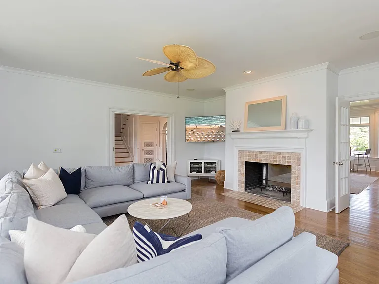 4 Hobart Ln — Photo 8