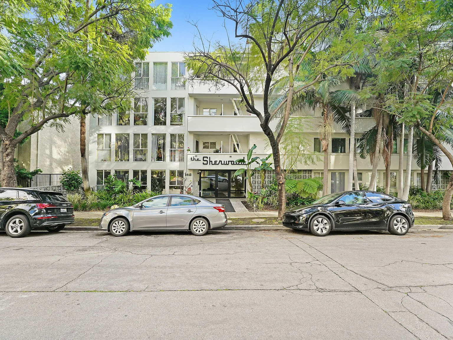 8430 De Longpre — Photo 3