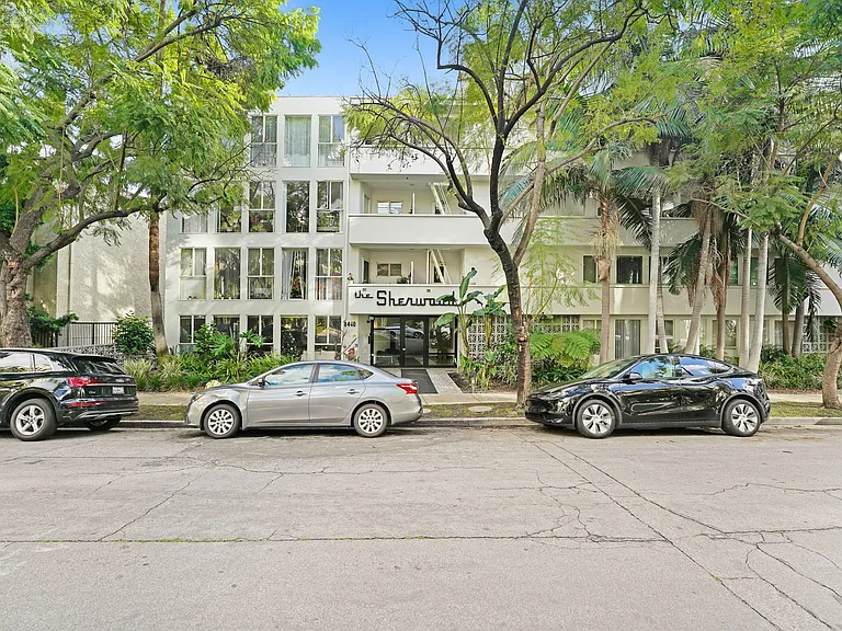 8430 De Longpre — Photo 3