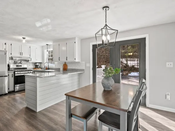 202 Pondview Village Rd #202, Tyngsboro, MA 01879