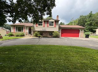 2725 Ormond Rd, White Lake, MI 48383