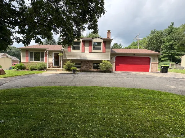 2725 Ormond Rd, White Lake, MI 48383