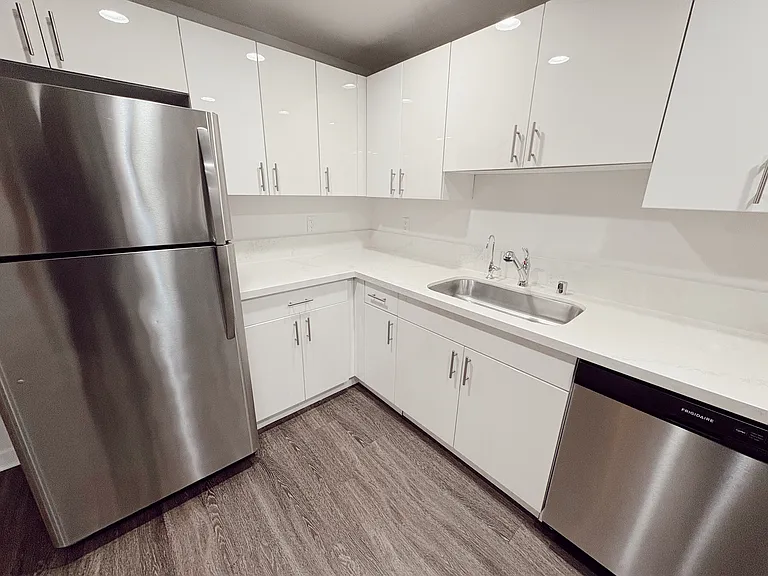 6332 Woodman Ave #4 — Photo 13