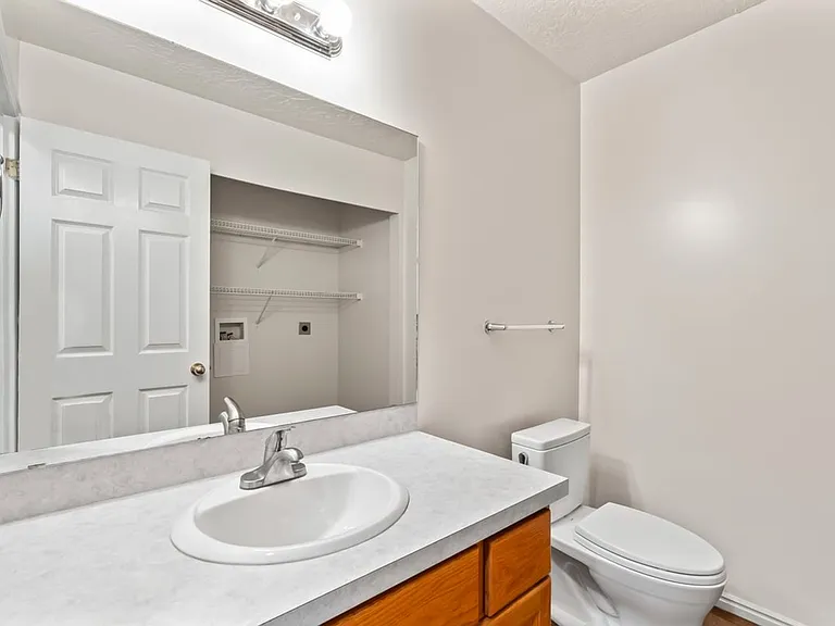 472 E 2100 N — Photo 10