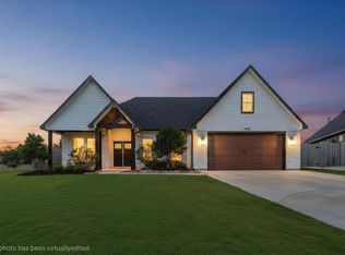 800 Greystone Ln, Angleton, TX 77515