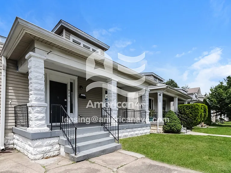 1084371_002_front_view_2.jpg