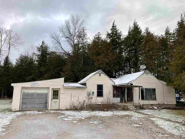6346 Pickerel Lake Rd, Petoskey, MI 49770
